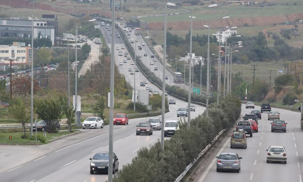 ΙΧ εξετράπη της πορείας του και καβάλησε το στηθαίο στον Περιφερειακό της Θεσσαλονίκης (Εικόνα)